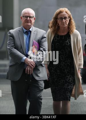 Health information and Quality Authority (Hiqa) Inspecteur en chef adjoint Susan Cliffe (à droite) et Inspecteur en chef Finbarr Colfer (à gauche) quittant Leinster House, Dublin, après que des représentants de Hiqa ont comparu devant le Comité de la santé au sujet des normes de soins dans les maisons de retraite. Date de la photo : mercredi 18 juin 2025. Banque D'Images