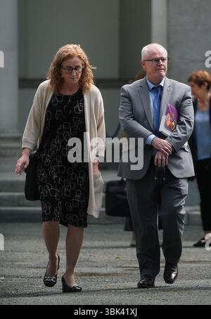 Health information and Quality Authority (Hiqa) Inspecteur en chef adjoint Susan Cliffe (à gauche) et Inspecteur en chef Finbarr Colfer (à droite) quittant Leinster House, Dublin, après que des représentants de Hiqa ont comparu devant le Comité de la santé au sujet des normes de soins dans les maisons de retraite. Date de la photo : mercredi 18 juin 2025. Banque D'Images