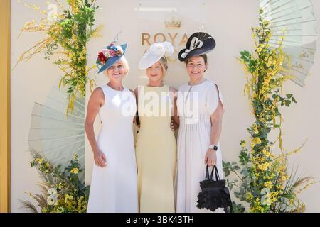 Ascot, Berkshire, Royaume-Uni. 18 juin 2025. Les amateurs de courses et les célébrités posent, se mêlent et profitent du soleil le jour 2 du Royal Ascot à l'hippodrome d'Ascot dans le Berkshire. Crédit : Imageplotter/Alamy Live News Banque D'Images