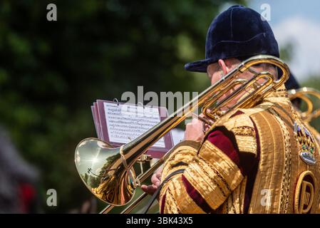 Mounted Band of the Household Cavalry au Trooping the Colour 2025, dans le Mall, Londres, Royaume-Uni. Tromboniste jouant Bravura march de ce Duble Banque D'Images