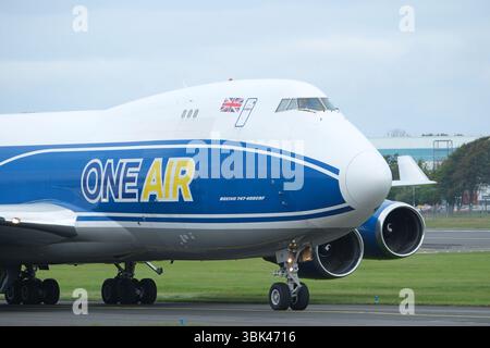 Un avion cargo jumbo jet Boeing 747-400 ( G-ONEF ) d'Air à l'aéroport de Prestwick en Écosse en juin 2025 Banque D'Images