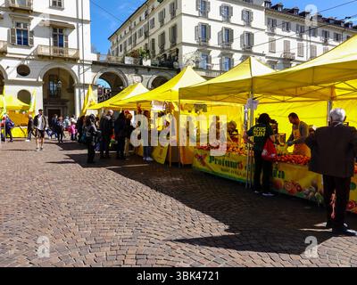 Les gens magasinent dans les stands de nourriture fraîche sur un marché du dimanche, Piazza Vittorio Veneto, Turin, Italie. Banque D'Images