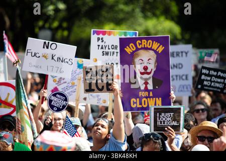 Austin, États-Unis. 14 juin 2025. Rassemblement de protestation "No Kings" au Capitole du Texas, 16 juin 2025, Austin, TX, USA (photo de Violeta Alvarez/Sipa USA) crédit : Sipa USA/Alamy Live News Banque D'Images