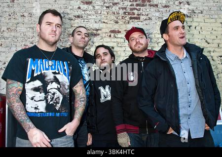 Chad Gilbert, Cyrus Bolooki, Ian Grushka, Jordan Pundik et Steve Klein de New Found Glory en concert à Radio 104,5 WRFF's Winter Jam at the Piazza at Schmidts à Philadelphie - 28 janvier 2012 Banque D'Images