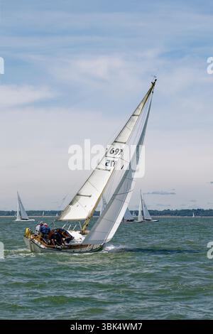 Dans le Solent, un voilier Twister classique participe à une course de yachts lors de la Cowes Classic week Regatta tenue au large des côtes de l'île de Wight Banque D'Images