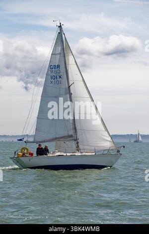 Un voilier classique Twister Quiet Lady participe à une course de yachts lors de la Cowes Classic week Regatta organisée au large des côtes de l'île de Wight Banque D'Images
