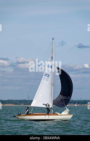 Folkdance un Folkboat britannique traditionnel construit autour de 1960 participe à la Cowes Classic Yacht Race organisée au large des côtes de l'île de Wight Banque D'Images