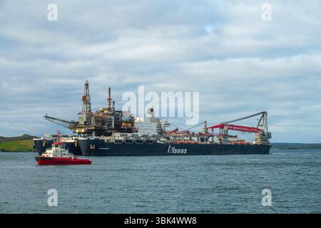L'énorme navire pionnier Spirit arrive à Dales Voe dans les Shetland, livrant la plate-forme Ninian Northern au sommet pour le déclassement, marquant un m Banque D'Images