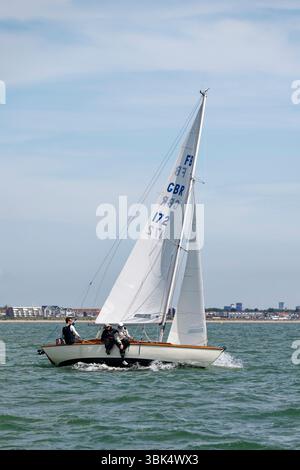 Folkdance un Folkboat britannique traditionnel construit autour de 1960 participe à la Cowes Classic Yacht Race organisée au large des côtes de l'île de Wight Banque D'Images