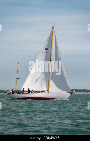Mah Jong a Sparkman & Stevens Bermudian Yawl construit en 1957 concourt à la Cowes Classic Regatta tenue au large des côtes de l'IOW Banque D'Images