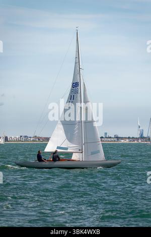 Dragon Classic Sailing Yacht GBR 11 Polly alors qu'elle concourt dans le Solent à la Cowes Classic Regatta tenue au large de la côte de l'île de Wight Banque D'Images