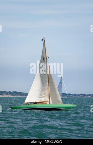 Dragon Classic Sailing Yacht la Ju semble bien alors qu'elle participe au Solent à la Cowes Classic Regatta tenue au large de la côte de l'île de Wight Banque D'Images