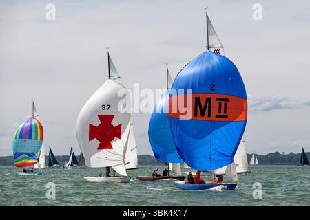 Course rapprochée à la Cowes Classic Regatta qui s'est tenue au large des côtes de l'île de Wight dans le sud de l'Angleterre Banque D'Images
