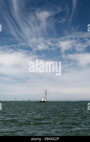 Une formation de nuages intéressante se dessine au-dessus du Solent lors de la Cowes Classic Yacht Race qui se tient au large des côtes de l'île de Wight, dans le sud de l'Angleterre Banque D'Images