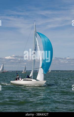 International H Boat GBR 8769 Warrior sur son chemin vers une deuxième place fantastique à la Cowes Classic Regatta tenue au large de la côte de l'île de Wight Banque D'Images