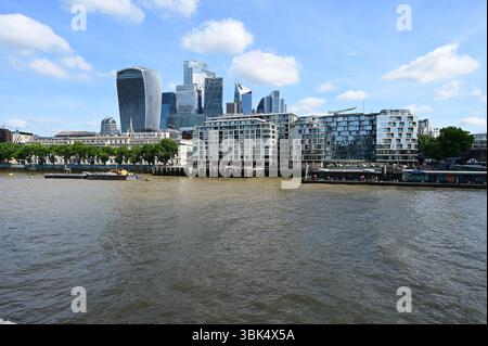 Vue sur la ville depuis le quartier de London Bridge de l'autre côté de la Tamise. Banque D'Images