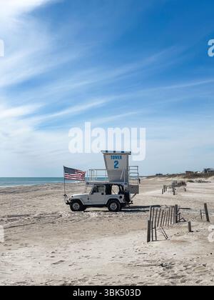 Drapeau américain et tour de sauveteur sur une plage paisible de l'Atlantique Banque D'Images