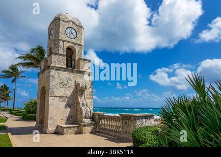 Tour de l'horloge de Worth Avenue, à côté de la plage à Palm Beach, Floride Banque D'Images