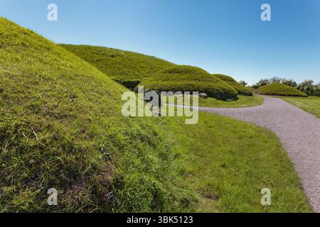 BRU Ba Boinne : Knowth, un complexe funéraire néolithique comprenant un tombeau gargantuesque entouré de bordures de trottoirs hautement décorés et plusieurs tombes plus petites Banque D'Images