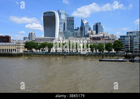 Une vue depuis Hays Galleria donnant sur la Tamise près de la gare London Bridge à Londres. Banque D'Images