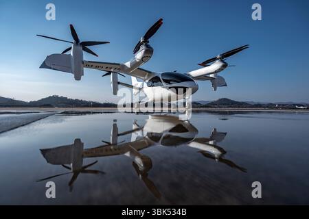 (250618) -- SHANGHAI, 18 juin 2025 (Xinhua) -- cette photo de dossier prise le 16 juin 2023 montre un avion électrique à décollage et atterrissage vertical (eVTOL) E20 de Shanghai TCab Technology Co., Ltd dans l'est de la Chine Shanghai. POUR ALLER AVEC « lettre de Chine : rêve de « taxis aériens » devenir une réalité dans la ville de la magie de la Chine » (TCab/distribution via Xinhua) Banque D'Images