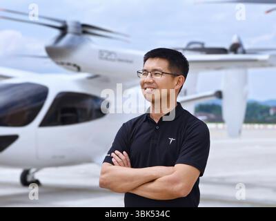 (250618) -- SHANGHAI, 18 juin 2025 (Xinhua) -- cette photo de fichier prise le 16 juin 2023 montre Yon Wui NG, PDG de Shanghai TCab Technology Co., Ltd. (TCab), debout à côté de son premier prototype électrique de décollage et atterrissage vertical (eVTOL) à Shanghai, dans l'est de la Chine. POUR ALLER AVEC « lettre de Chine : rêve de « taxis aériens » devenir une réalité dans la ville de la magie de la Chine » (TCab/distribution via Xinhua) Banque D'Images