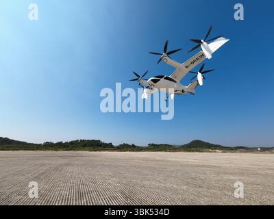 (250618) -- SHANGHAI, 18 juin 2025 (Xinhua) -- Une photo de dossier prise le 26 octobre 2023 montre un avion électrique à décollage et atterrissage verticaux (eVTOL) E20 de Shanghai TCab Technology Co., Ltd lors de son vol inaugural à Shanghai, dans l'est de la Chine. POUR ALLER AVEC « lettre de Chine : rêve de « taxis aériens » devenir une réalité dans la ville de la magie de la Chine » (TCab/distribution via Xinhua) Banque D'Images