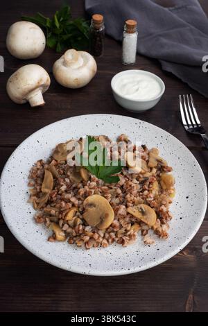 Sarrasin bouilli avec des champignons compotés. Cuisine traditionnelle russe. Alimentation saine Banque D'Images