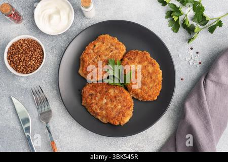 Côtelettes de sarrasin avec fromage et persil sur une assiette espace de copie de nourriture saine alimentation, vue du dessus. Banque D'Images