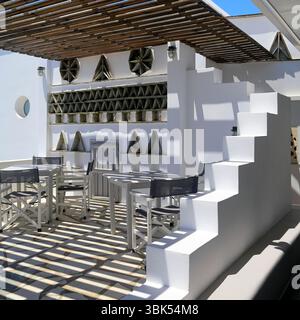 Éléments architecturaux traditionnels tiniens utilisés dans la conception architecturale moderne. Prise juin 2025 été Banque D'Images