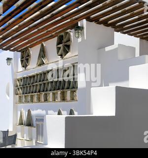 Éléments architecturaux traditionnels tiniens utilisés dans la conception architecturale moderne. Prise juin 2025 été Banque D'Images