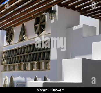 Éléments architecturaux traditionnels tiniens utilisés dans la conception architecturale moderne. Prise juin 2025 été Banque D'Images