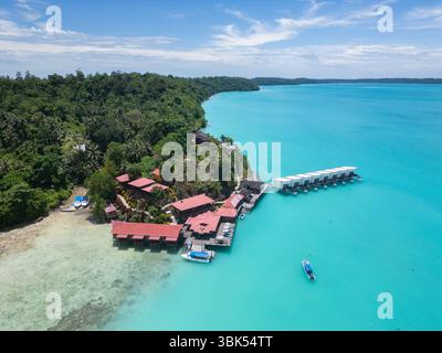 Maratua, Indonésie : vue aérienne d'une station balnéaire avec bungalows sur l'eau dans la lagune de Maratua dans les îles Derawan à Bornéo indonésien. Banque D'Images