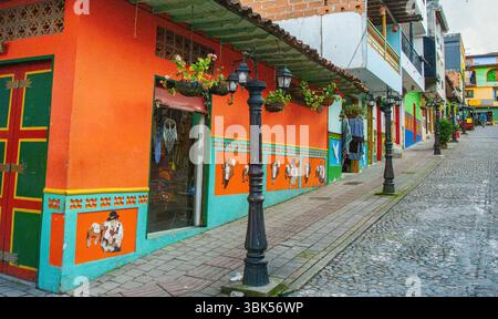 Charmantes rues animées de Guatape, Antioquia, présentant l'architecture colombienne colorée et des peintures murales décoratives. Banque D'Images