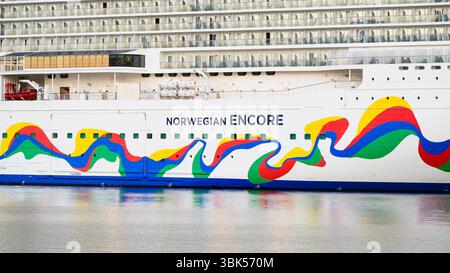 Seattle - 8 juin 2025 ; nom Norwegian encore sur le côté du bateau de croisière avec un design unique Banque D'Images