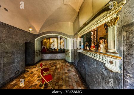 Salle de théâtre avec scène et théâtre de marionnettes au domaine Nohant. George Sand a écrit 80 pièces. Elle fait répéter les pièces sur la petite scène de la maison avant qu'elles ne soient jouées à Paris. Place Sainte Anne, Nohant-Vic, Centre-Val de Loire, France Banque D'Images