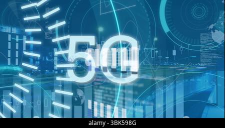 Affichage 5G incandescent sur autoroute la nuit, cartes holographiques, lignes de réseau HUD et traînées de lumière Banque D'Images