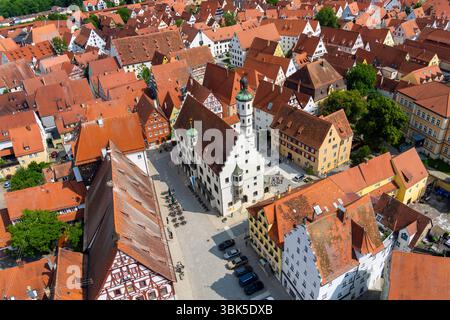 Vue panoramique de Rathaus (hôtel de ville) du XIIIe siècle dans la ville médiévale de Nördlingen en Bavière, Allemagne. Banque D'Images