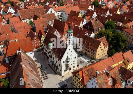 Vue panoramique de Rathaus (hôtel de ville) du XIIIe siècle dans la ville médiévale de Nördlingen en Bavière, Allemagne. Banque D'Images