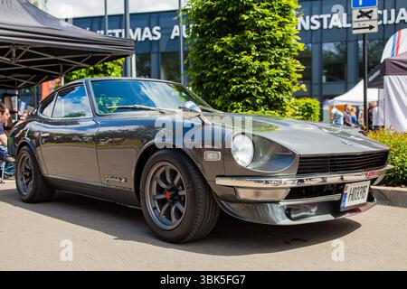 Vilnius, Lituanie - 31-05-2025 - Classic Datsun Fairlady Z dans un cadre urbain par une journée ensoleillée Banque D'Images