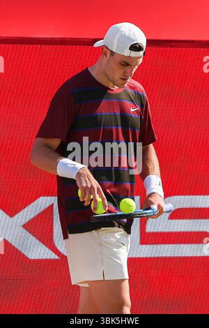 18 juin 2025 ; Championnats HSBC, Queens Club, West Kensington, Londres, Angleterre : HSBC Mens Championships Queens Club, jour 3 ; Jack Draper (GBR) se prépare à servir contre Alexei Popyrin (AUS) crédit : action plus Sports images/Alamy Live News Banque D'Images
