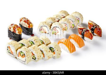 Variété de rouleaux de sushi et de morceaux de nigiri, avec saumon, anguille, graines de sésame et autres ingrédients, disposés sur un fond blanc propre Banque D'Images