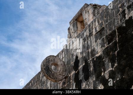 Mur de pierre Mayan Ball court avec sculpture à tête de serpent à plumes et reliefs sculptés au Mexique, péninsule du Yucatan, Chichen Itza. Banque D'Images