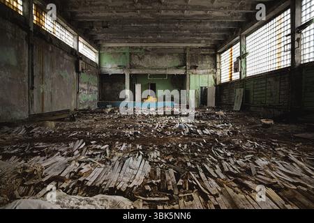 Chambre abandonnée Pripyat dans l'école, zone d'exclusion de Tchernobyl 2019 capture d'angle Banque D'Images