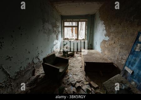 L'hôpital déserté chambre à Pripyat Tchernobyl Zone 2019, excursion d'angle shot Banque D'Images