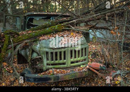 Camion abandonné à l'extérieur photo gros plan Banque D'Images