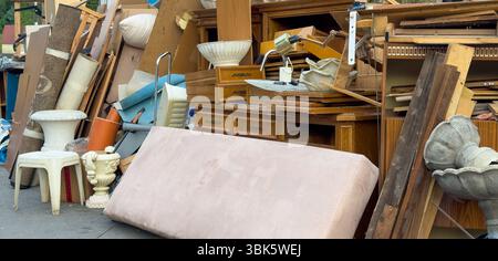 Les meubles de déchets encombrants sont dans la rue pour le recyclage au centre de recyclage Banque D'Images