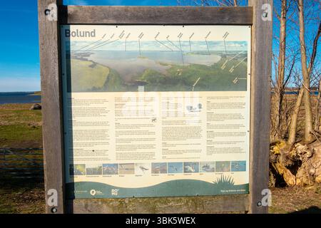 Informations touristiques panneau sur Bolund Halvø avec la flore et la faune Détails en danois, Roskilde Fjord, Danemark Banque D'Images