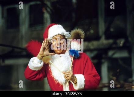Le comédien britannique Ken Dodd dans Santa Outfir Banque D'Images