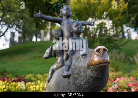 Sculpture 'Žemaitijos legendos' à Telšiai, Lituanie Banque D'Images